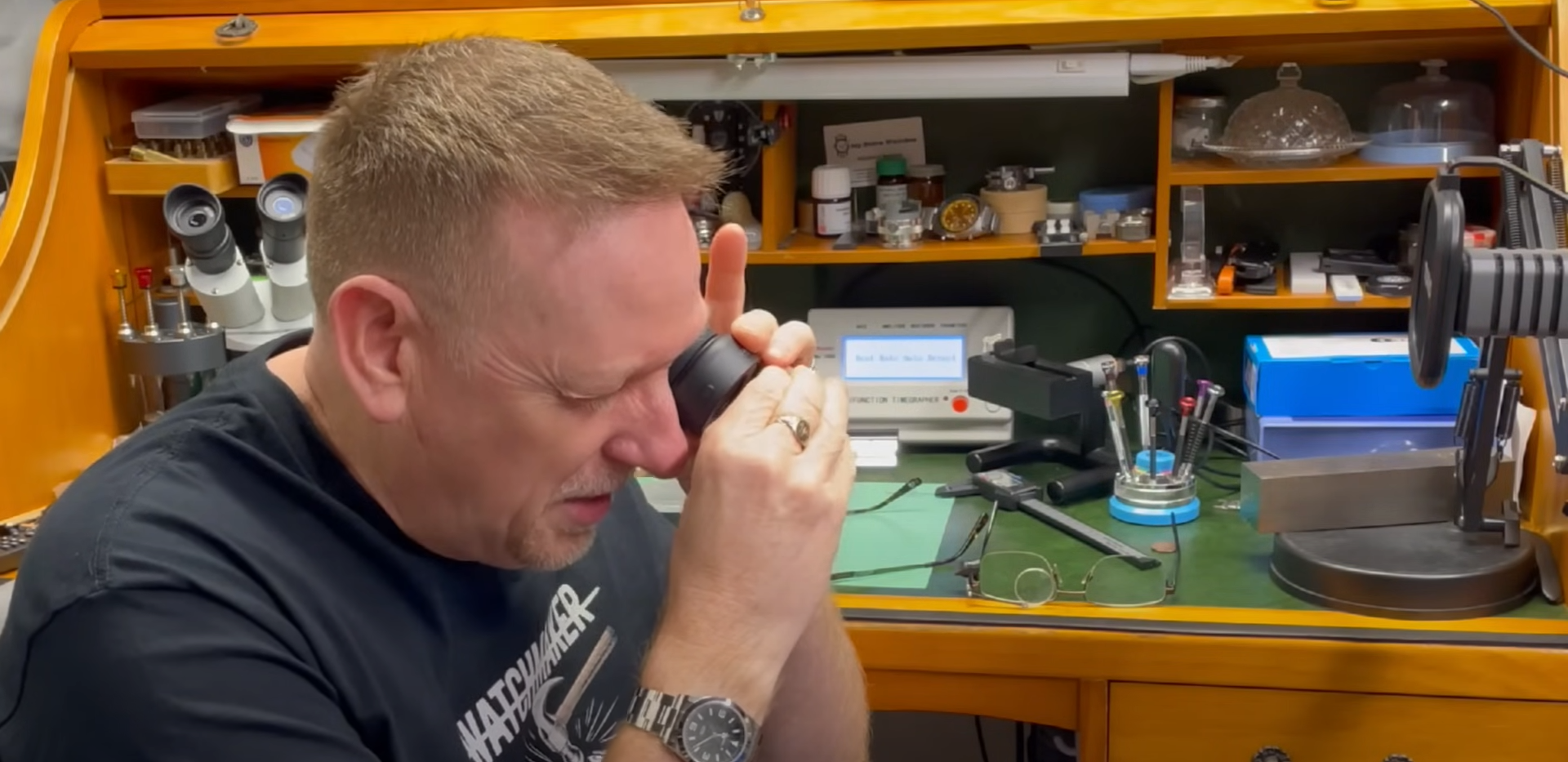 Load video: Apexel M120 Illuminated Loupe - The LED Lights Are a Game Changer!